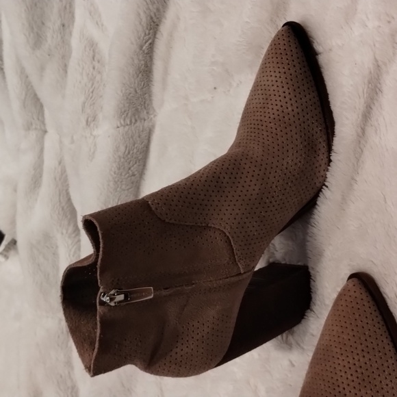 Vince Camuto Cream and Brown Ankle Boots Size NWT - Picture 5 of 9